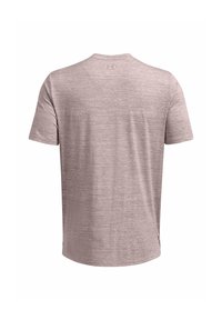 Camiseta atlética de manga corta en rosa claro con un patrón sutil, cuello redondo y logo en la parte superior de la espalda. Tejido suave y transpirable.