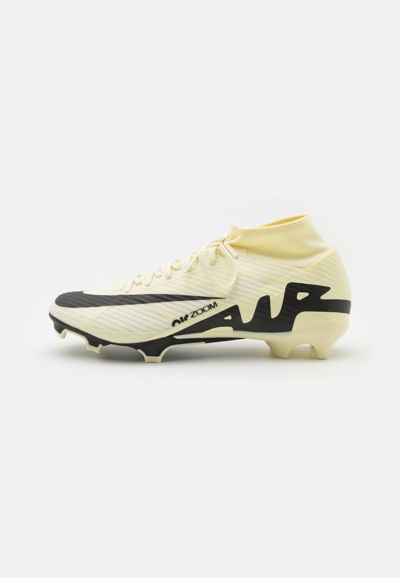 Botín de fútbol amarillo claro con un collar alto, parte superior texturizada, acentos negros y una distintiva marca "AIR ZOOM" en el costado.
