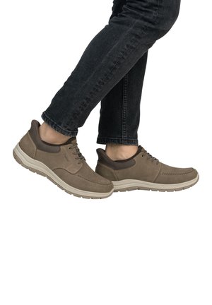 Braune Wildleder-Schnürschuhe mit einer gepolsterten beige Sohle und braunen Akzenten. Verfügt über gestickte Details und ein abgerundetes Schuhdesign.