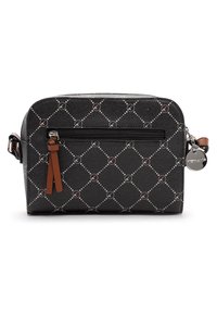 Borsa a tracolla nera con texture e motivo geometrico, tasca frontale con zip, accento in pelle marrone e etichetta con logo circolare attaccata.