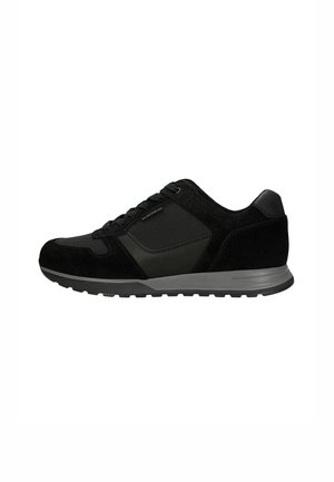 Schwarze Sportschuhe aus einer Kombination von Wildleder und Textilmaterialien, mit einer synthetischen Einlage, Schnürverschluss und einer grauen Laufsohle.