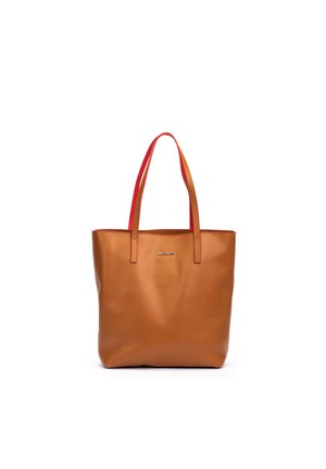 Sac tote en cuir marron avec des doubles poignées rouges et une petite plaque métallique avec logo au centre avant, présenté sur un fond blanc.