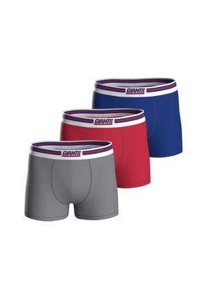 Drei Paare Herren-Boxershorts: grau, rot und blau. Jedes hat einen weißen Bund mit blauen und roten Akzenten sowie dem "GIANTS"-Logo.