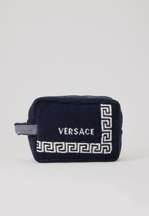 Geantă de toaletă dreptunghiulară, bleumarin, cu model alb cheie grecească și logoul „VERSACE” brodat, cu mâner lateral din material textil.