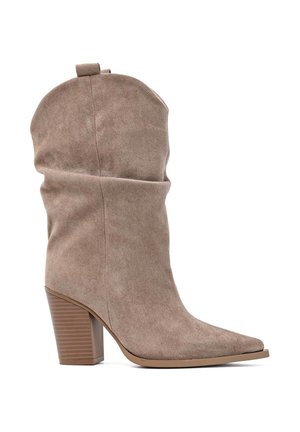 Botte beige en daim mi-mollet avec un bout pointu, une tige souple et un talon bloc empilé sur fond blanc.