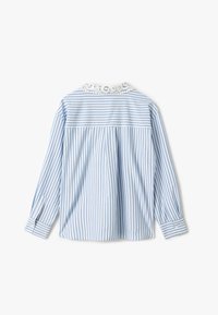 Camicia a maniche lunghe a righe azzurro chiaro e bianco, con colletto rifinito in pizzo, polsini con bottoni e dettaglio sulla schiena. Tessuto di cotone liscio.