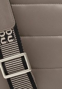 DUDU FALKLAND - Sac bandoulière - taupe
