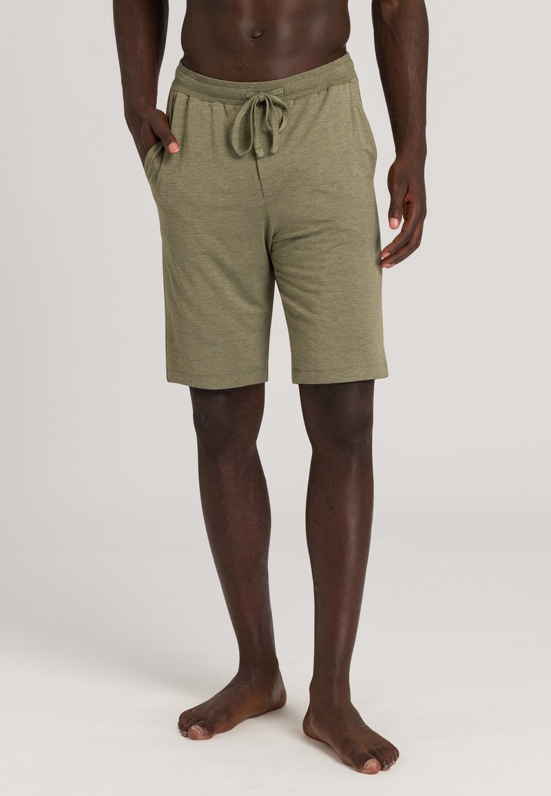 Olivgrön shorts i lätt tyg med elastisk midja och dragsko. Har sidfickor och en avslappnad passform.