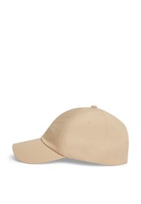 Μπεζ καπέλο μπέιζμπολ με καμπυλωτή γείσο, υφή υφάσματος και κεντημένες λεπτομέρειες. Ρυθμιζόμενο πίσω λουρί και οπές αερισμού.