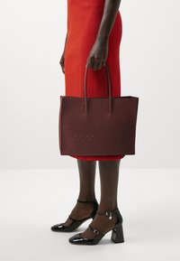 Coccinelle MYRTHA MAXI - Ručna torba - bordeaux