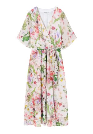 Robe portefeuille à motifs floraux en tissu léger, présentant un décolleté en V, des manches courtes et une ceinture à nouer. Les motifs incluent des fleurs roses, violettes et vertes.
