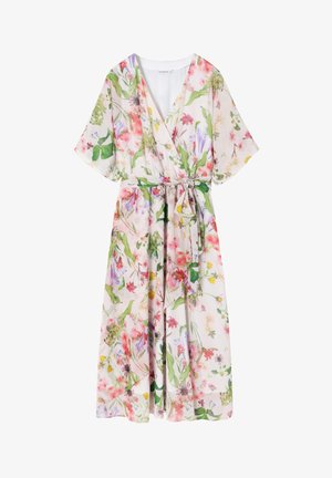 Rochie florală în material ușor, cu decolteu în V, mâneci scurte și curea în talie. Modelele includ flori roz, mov și verzi.