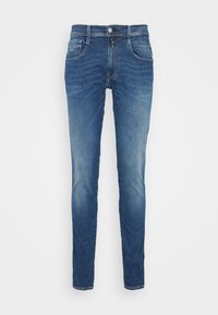 Jeans de denim azul con un diseño de pierna recta, decoloración más clara en los muslos, cierre clásico de botón y estilo de cinco bolsillos.