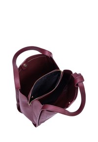 Borsa a spalla in pelle bordeaux con finitura testurizzata, dotata di una tasca con zip e chiusura a scatto. Interno foderato in materiale nero.