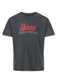 Mørkegrå t-shirt med "Bone" i fed rød og "thugs-n-harmony" i hvid skrift, lavet af bomuld med en afslappet pasform og rund hals.