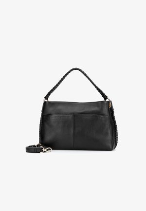 Czarna skórzana torebka o teksturowanym wykończeniu, z plecioną rączką, dwoma przednimi kieszeniami oraz regulowanym paskiem.