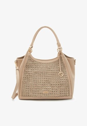 Bolso beige con panel frontal tejido, asas dobles, correa de hombro desmontable y detalles en dorado, incluyendo el logo y los herrajes.