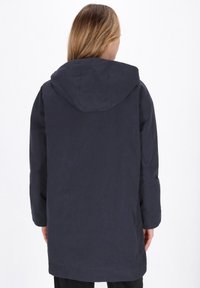 Marineblauwe hoodie met een relaxte fit, voorzien van een gladde buitenkant, lange mouwen en een middellange ontwerp. Eenvoudige stikdetails zichtbaar.