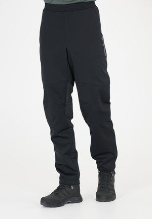 Sorte softshell bukser med elastisk talje, tapered fit og forstærkede paneler. Har to sidelommer til opbevaring.