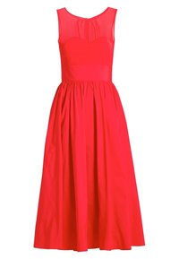 Robe midi rouge vif sans manches avec corsage cintré, panneau supérieur transparent sur la poitrine et jupe ample froncée.