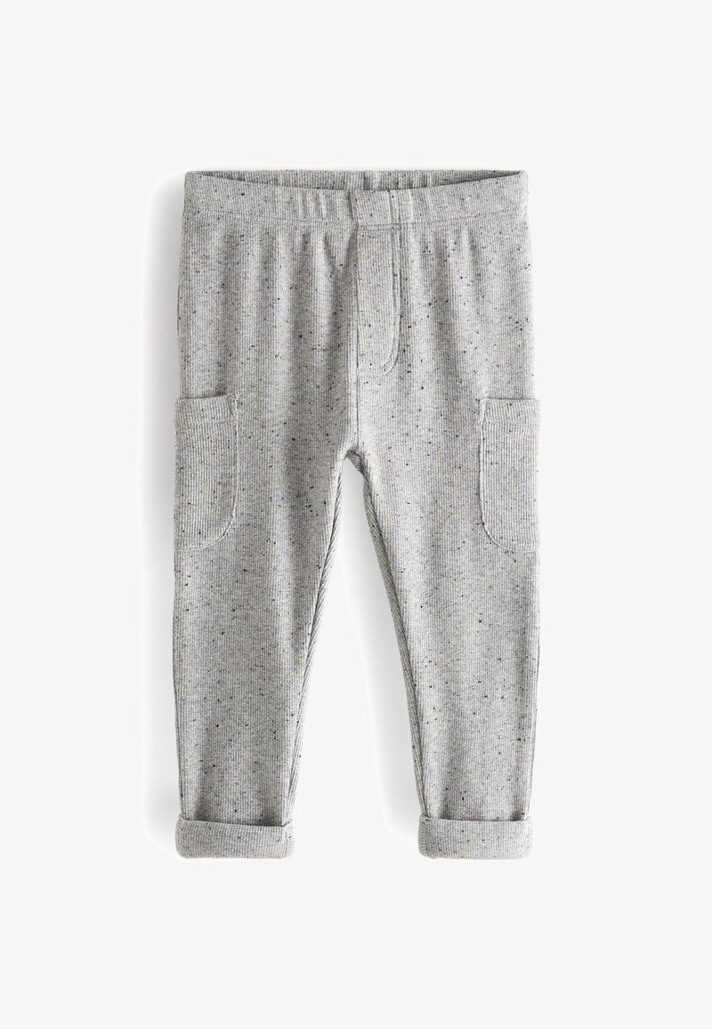 Pantalon en maille côtelée gris clair avec motif moucheté, taille élastique, poches latérales et revers retroussés.
