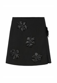 Svart kjol med fem blommiga satinapplikationer, med en lätt A-linjeform och en sidoklyvning för extra detalj.