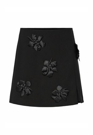 Svart kjol med fem blommiga satinapplikationer, med en lätt A-linjeform och en sidoklyvning för extra detalj.