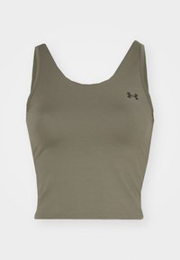 Camiseta deportiva verde oliva con escote redondo, tirantes estrechos y un logo en el lado izquierdo. Fabricada con un material suave y flexible.