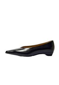 Ballerine à petit talon en cuir verni noir, avec un bout pointu et une texture lisse. Présente un design simple et un petit talon pour la stabilité.