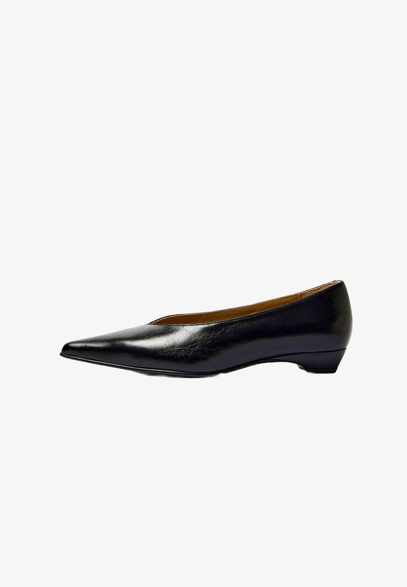 Ballerine à petit talon en cuir verni noir, avec un bout pointu et une texture lisse. Présente un design simple et un petit talon pour la stabilité.