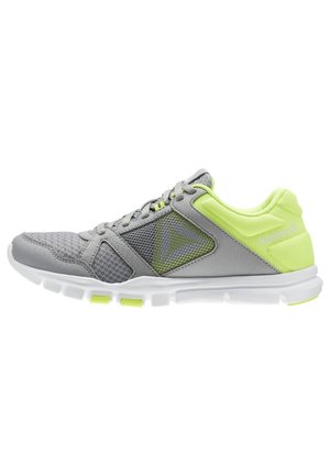 Scarpa da ginnastica Reebok grigia e giallo neon con tomaia in mesh e materiale sintetico, suola bianca segmentata e logo Reebok sul lato e sul tallone.