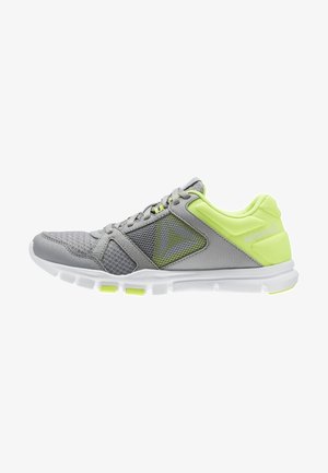Chaussure de sport Reebok gris et jaune néon avec dessus en maille et synthétique, semelle blanche segmentée, et logo Reebok sur le côté et le talon.