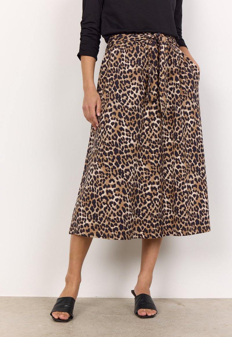 Jupe imprimé léopard aux nuances de marron et de noir, dotée d'une taille nouée, de poches latérales et d'une coupe fluide à mi-longueur.