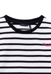 Zwart-wit gestreepte t-shirt met een ronde halslijn en korte mouwen. Bevat roze geborduurde tekst en een stoffen label binnenin de kraag.
