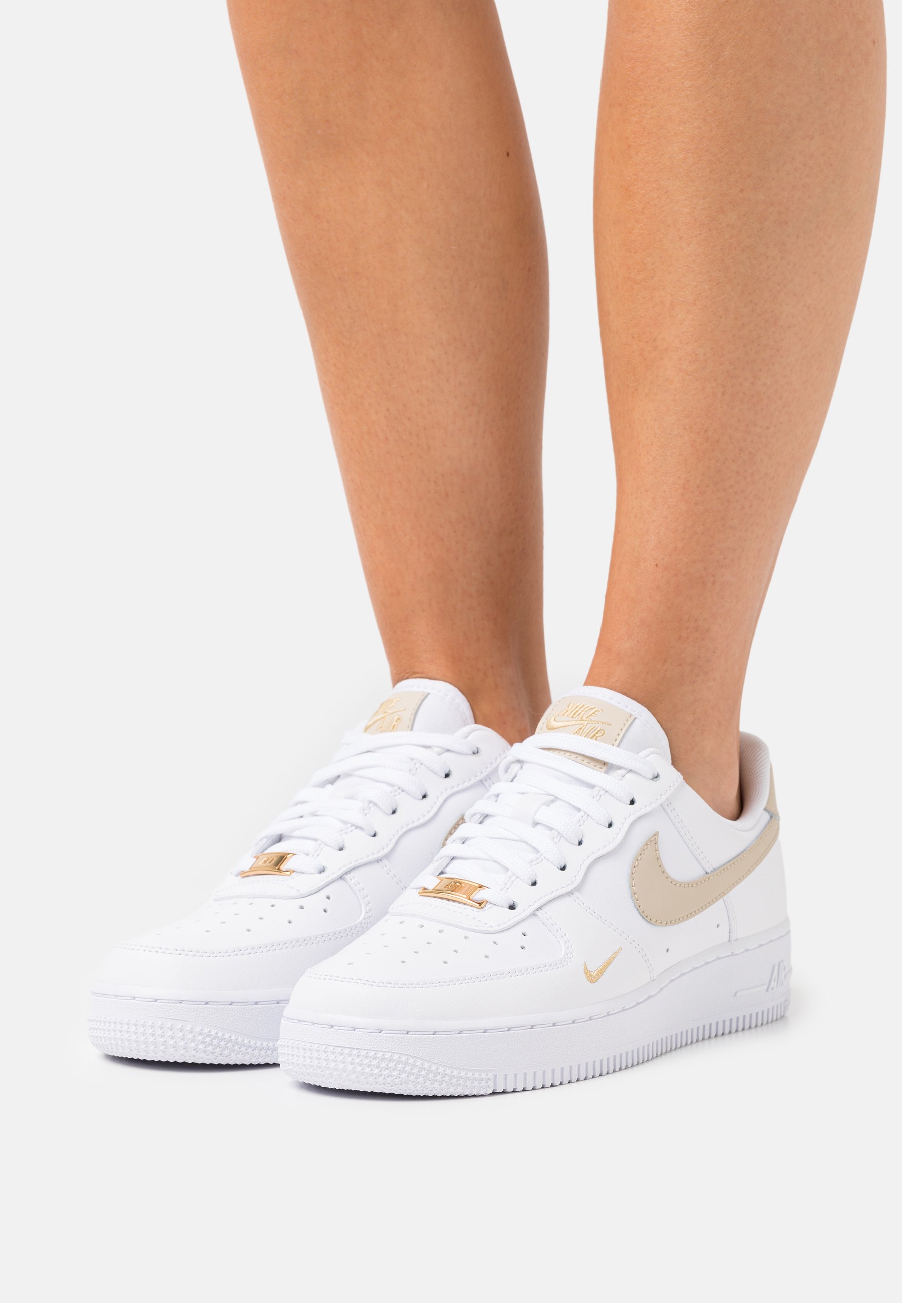 Nike Sportswear AIR FORCE 07 ESS - laag white/rattan/wit -