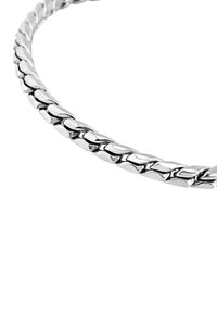 Collana in argento con anelli intrecciati, caratterizzata da una texture liscia e lucida e un design uniforme che forma una forma circolare.