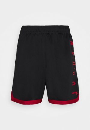 Zwarte sportkorte broek met rode bies aan de zoom en rode "JORDAN"-tekst die verticaal over het rechterbeen loopt.