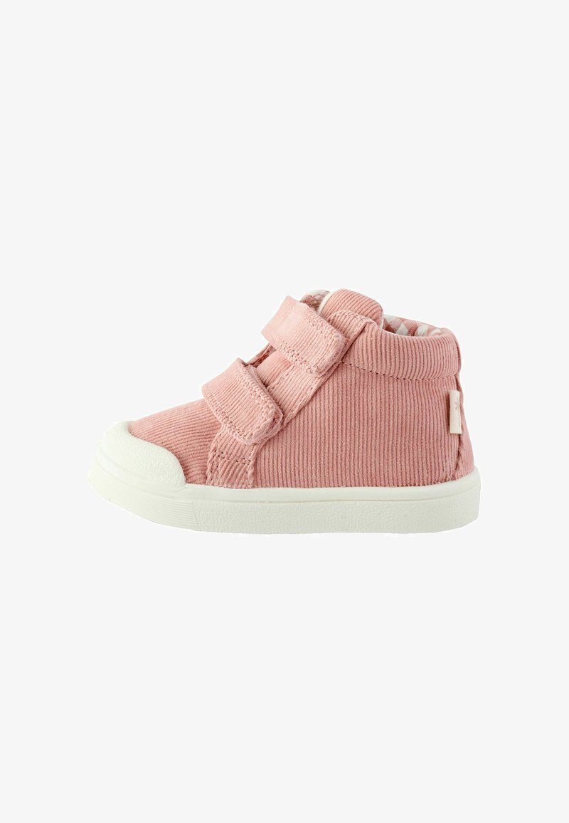 Chaussure rose pour tout-petit avec semelle en caoutchouc blanche, deux brides réglables à scratch et une tige en velours côtelé.