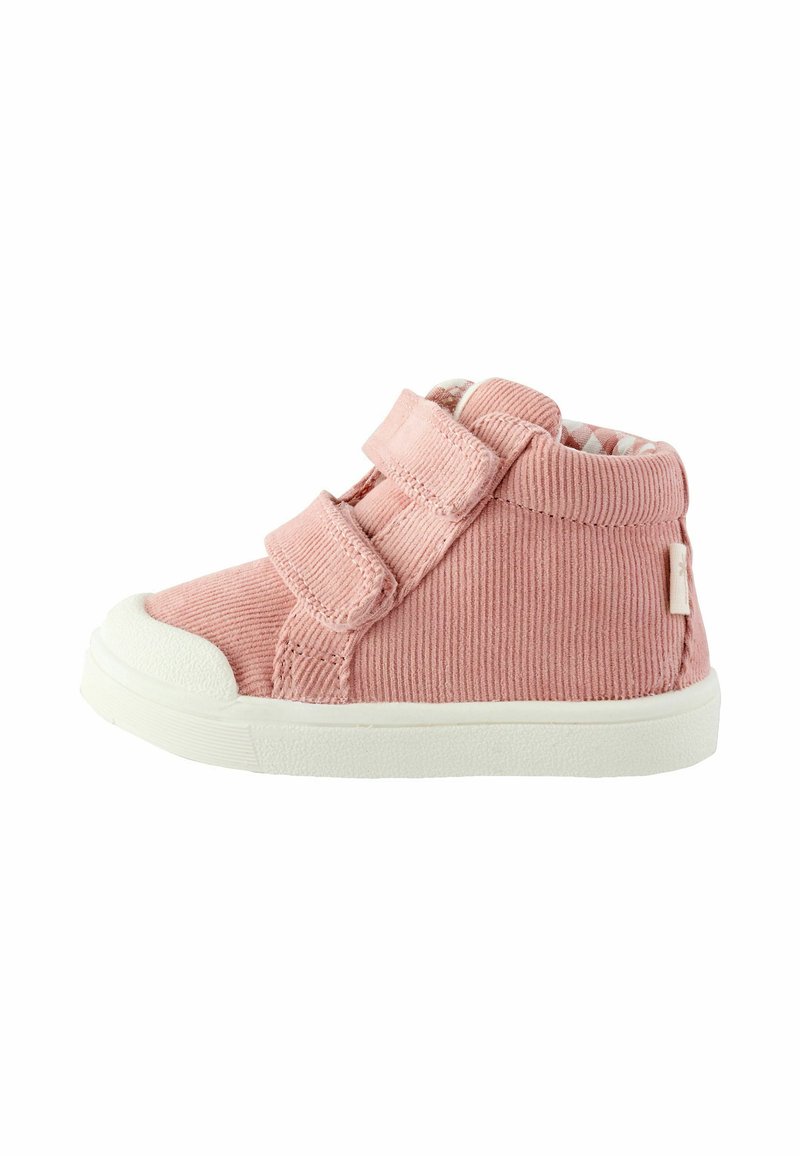 Rosa Cord-Hochtop-Schuhe mit zwei Klettverschlüssen, weißen Gummi-Sohlen und strukturierter Oberfläche. Das Innere hat ein gestreiftes Muster.