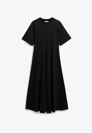 Vestido negro de manga corta, fabricado con una tela suave, con un escote redondeado, forma en A y una textura lisa y fluida. Sin patrones ni adornos.