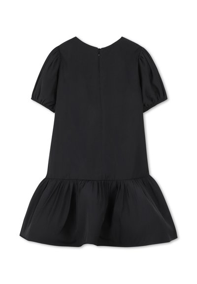 Abito nero con maniche a palloncino corte, scollo rotondo e orlo arricciato e svasato. Presenta una chiusura con zip sul retro. Tessuto dalla consistenza liscia.