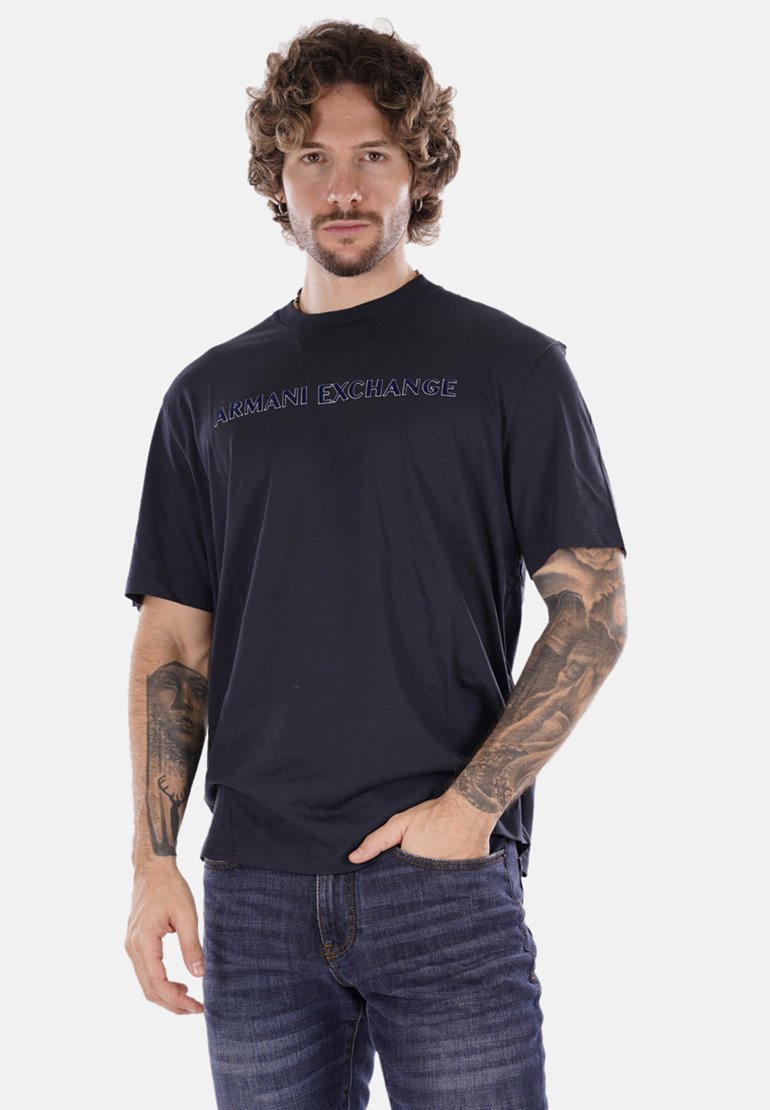 T-shirt nera a maniche corte con il logo "ARMANI EXCHANGE" in testo viola, realizzata in materiale morbido e con vestibilità comoda.