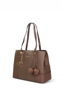 Bruine leren handtas met een getextureerd oppervlak, dubbele handvatten, accenten in goudkleur en een decoratief knoopdetail. Heeft een gestructureerde vorm.