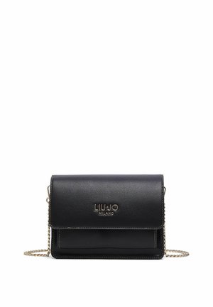 Sac bandoulière en cuir noir Liu Jo Milano avec bandoulière chaîne dorée et fermeture à rabat devant sur fond blanc.