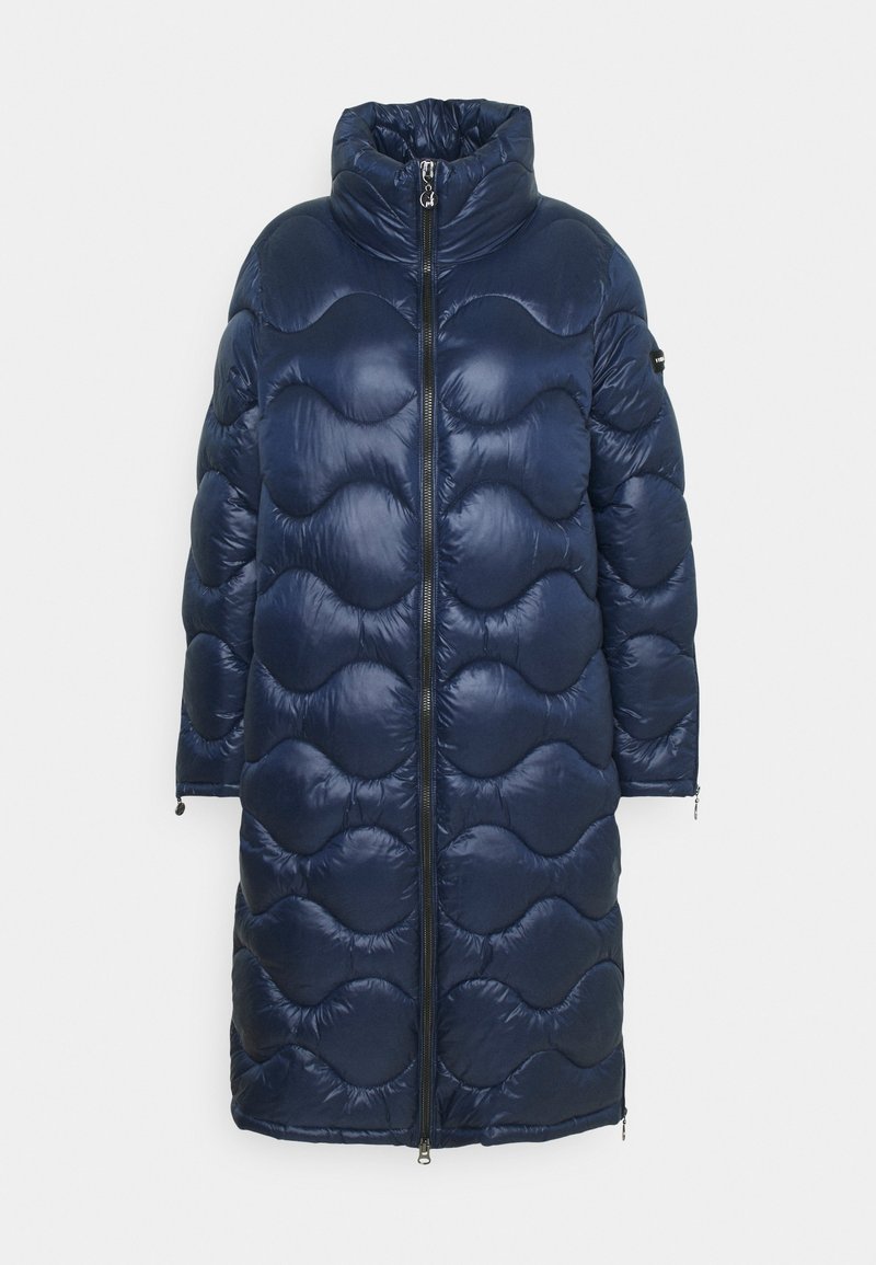 Marinblå lång pufferjacka med vågig kviltad design, hög krage, framdragkedja och långa ärmar med dragkedjefästen.