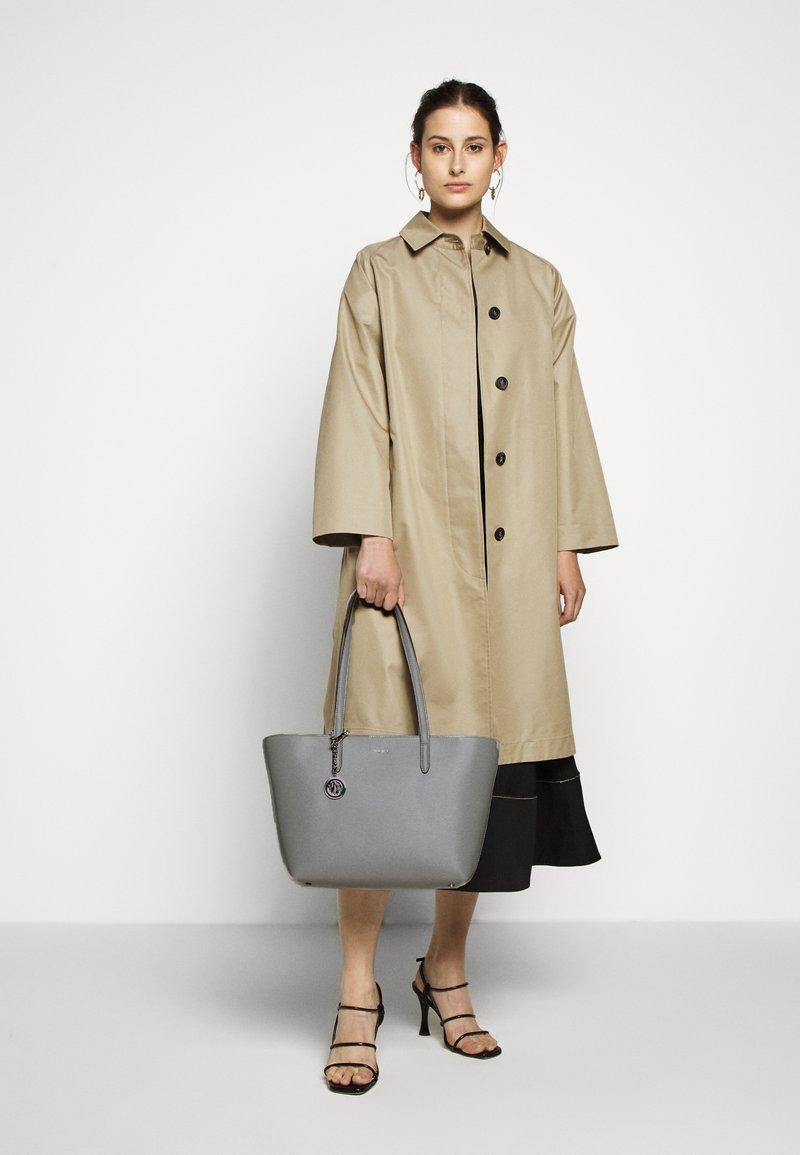 dkny bryant medium leather tote bag black