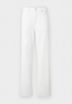 Jean en denim blanc taille haute avec jambes droites, passants de ceinture, bouton à l'avant, fermeture éclair, et poches devant et derrière sur un fond clair.