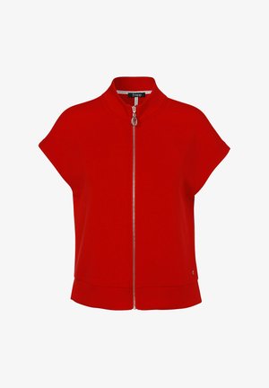 Veste rouge à manches courtes avec un col montant et une fermeture éclair à l'avant. Tissu lisse avec une coupe décontractée. Ourlet terminé par une coupe droite avec un minimum de détails.