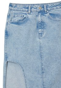 Jupe en denim bleu clair avec une fente frontale, un design à cinq poches et une fermeture à bouton en métal avec des détails de couture contrastés.