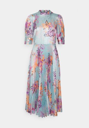 Lichtblauwe midijurk met oranje en paarse bloemenprint, korte pofmouwen, hoge halslijn en geplooide rok.